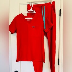 SET OF WOMENS FIG SCRUBS